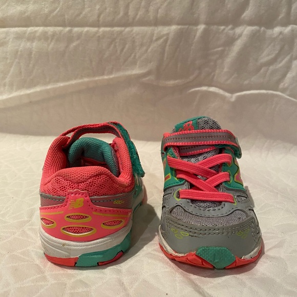 Girls toddler New Balance Shoes - Picture 2 of 3